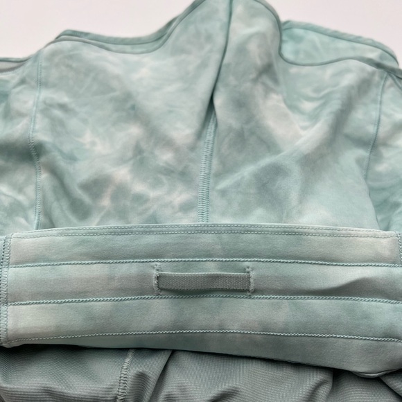 Women’s Lululemon Hotty Hot High Rise 4” Lined Blue Tie Dye Shorts Size 4 - Picture 6 of 10